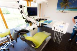 Zahnarzt Praxisbild Behandlungszimmer