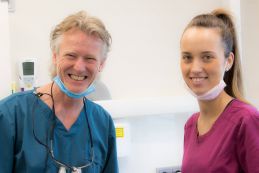 Zahnarzt Praxisbild Mitarbeiter und Hr.Schöbel