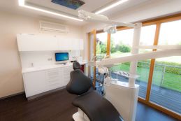 Zahnarzt Praxisbild Behandlungszimmer
