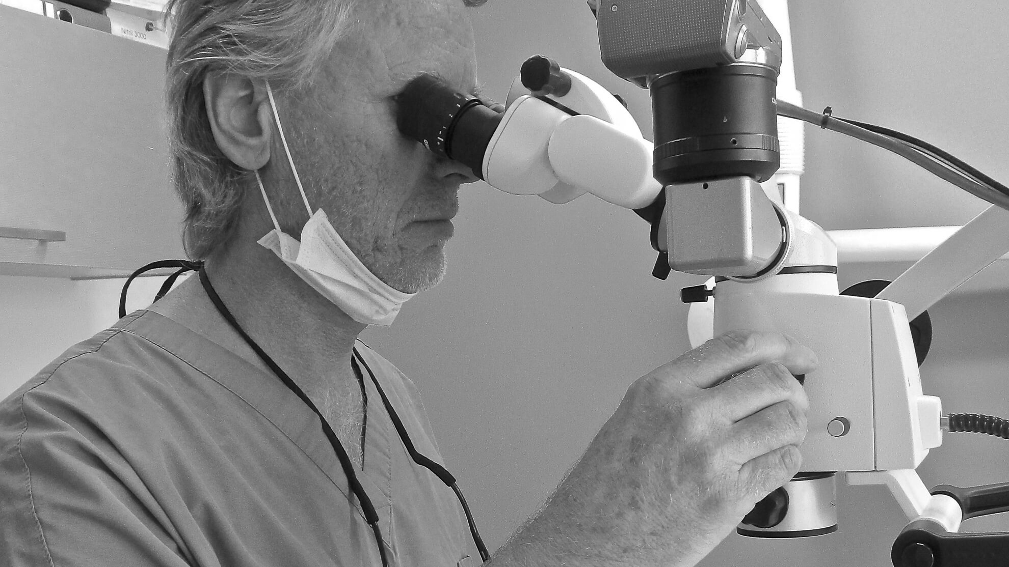Zahnarzt Schöbel Euskirchen Wurzelbehandlung am OP Mikroskop